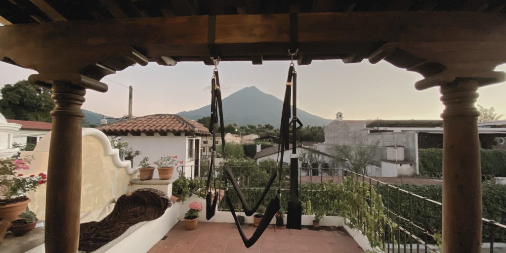 columpio sexual sobre soporte de viga al aire libre