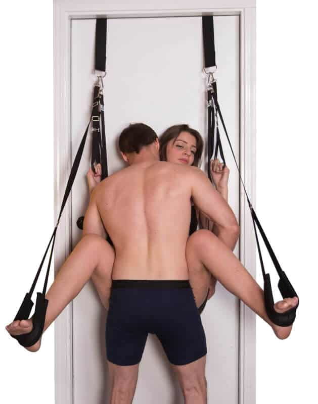 pareja demostrando el columpio sexual de puerta screamer